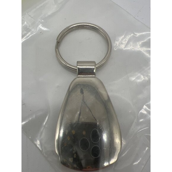 Sleek Metal Green Accent Keychain Accessory Professional Minimalist Design - Picture 3 of 4